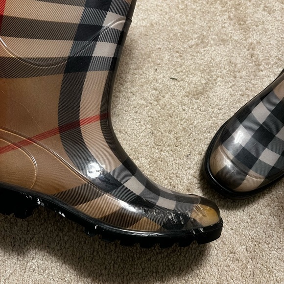 Authentic Burberry Rain boots. Please take a look at photos before purchasing. - Picture 4 of 10